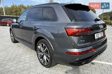 Позашляховик / Кросовер Audi Q7 2021 в 