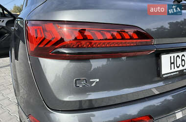 Позашляховик / Кросовер Audi Q7 2021 в 