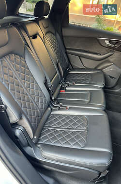 Позашляховик / Кросовер Audi Q7 2020 в 