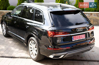 Позашляховик / Кросовер Audi Q7 2022 в 