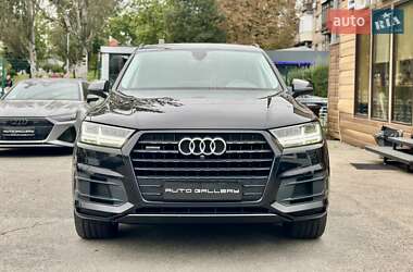 Позашляховик / Кросовер Audi Q7 2018 в 