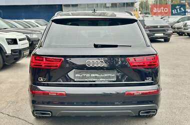 Позашляховик / Кросовер Audi Q7 2018 в 