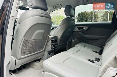 Позашляховик / Кросовер Audi Q7 2018 в 