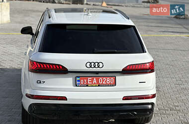 Позашляховик / Кросовер Audi Q7 2021 в 