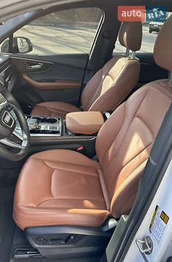 Позашляховик / Кросовер Audi Q7 2021 в 
