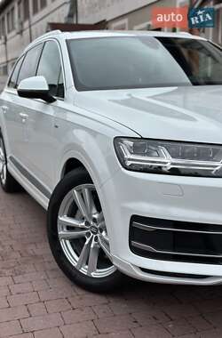Позашляховик / Кросовер Audi Q7 2017 в 