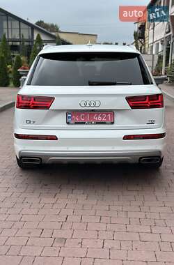 Позашляховик / Кросовер Audi Q7 2017 в 