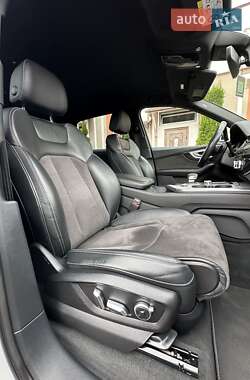 Позашляховик / Кросовер Audi Q7 2017 в 