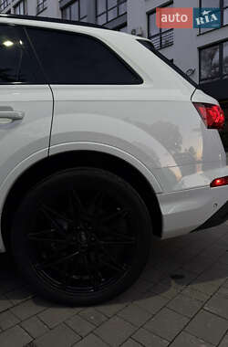 Позашляховик / Кросовер Audi Q7 2020 в 