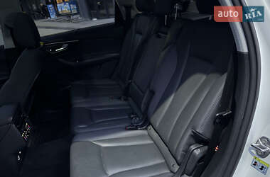 Позашляховик / Кросовер Audi Q7 2020 в 