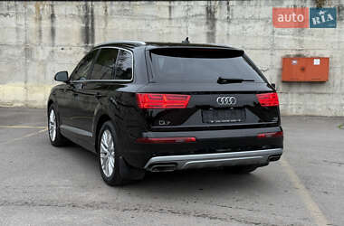 Позашляховик / Кросовер Audi Q7 2015 в 
