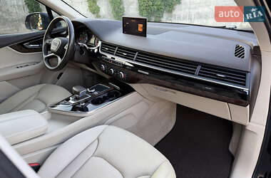 Позашляховик / Кросовер Audi Q7 2015 в 