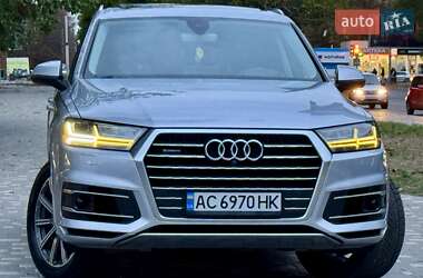 Позашляховик / Кросовер Audi Q7 2015 в 