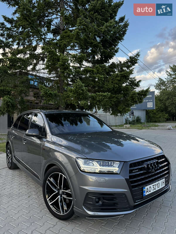 Внедорожник / Кроссовер Audi Q7 2017 в 