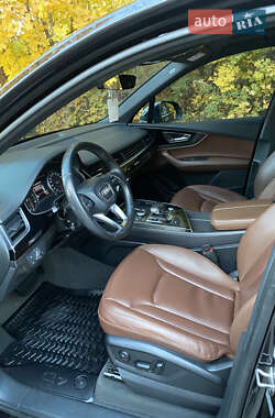 Внедорожник / Кроссовер Audi Q7 2017 в 