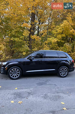 Внедорожник / Кроссовер Audi Q7 2017 в 