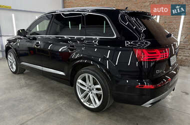 Позашляховик / Кросовер Audi Q7 2016 в 