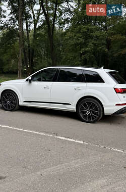 Позашляховик / Кросовер Audi Q7 2020 в 