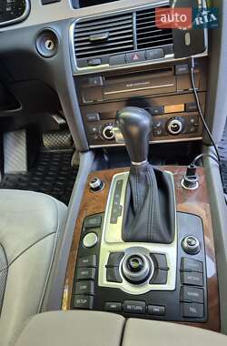 Позашляховик / Кросовер Audi Q7 2010 в 