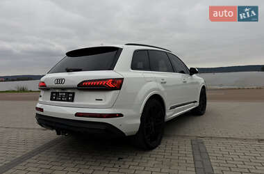 Позашляховик / Кросовер Audi Q7 2020 в 