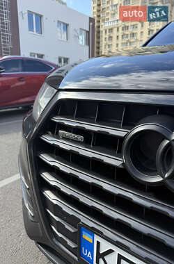 Позашляховик / Кросовер Audi Q7 2017 в 