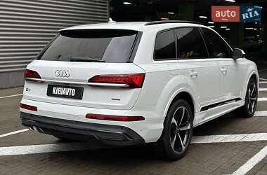 Позашляховик / Кросовер Audi Q7 2019 в 