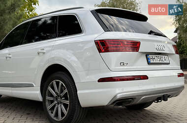 Позашляховик / Кросовер Audi Q7 2018 в 