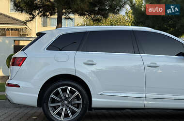 Позашляховик / Кросовер Audi Q7 2018 в 