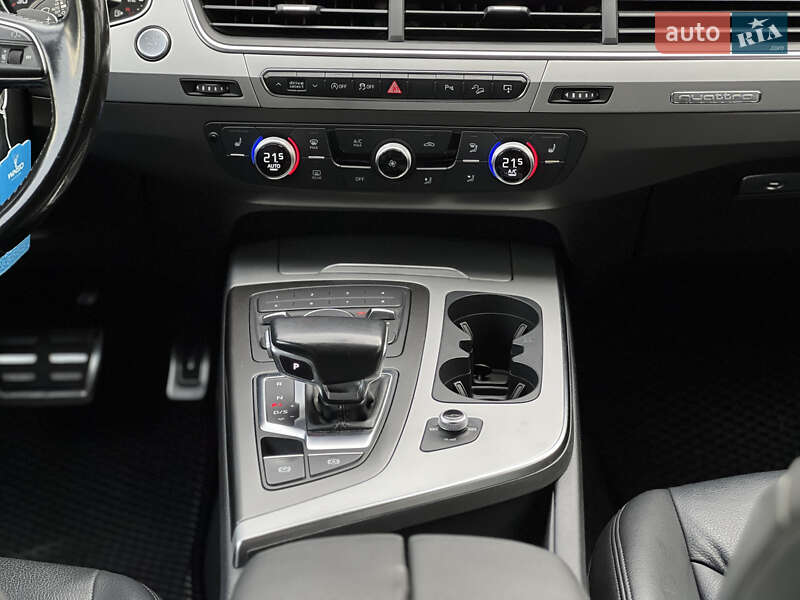 Позашляховик / Кросовер Audi Q7 2017 в Ужгороді