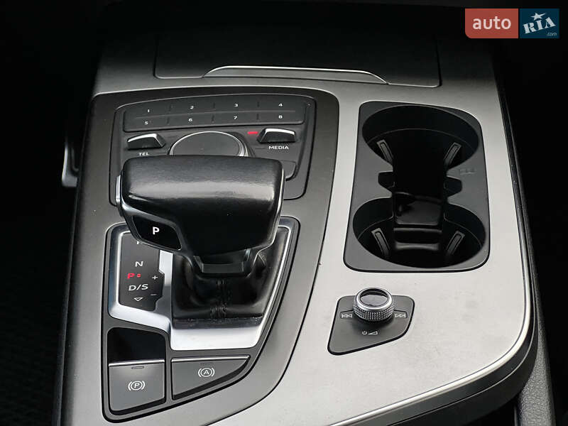 Позашляховик / Кросовер Audi Q7 2017 в Ужгороді