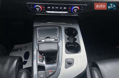 Позашляховик / Кросовер Audi Q7 2018 в 