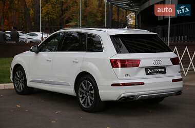 Позашляховик / Кросовер Audi Q7 2017 в 