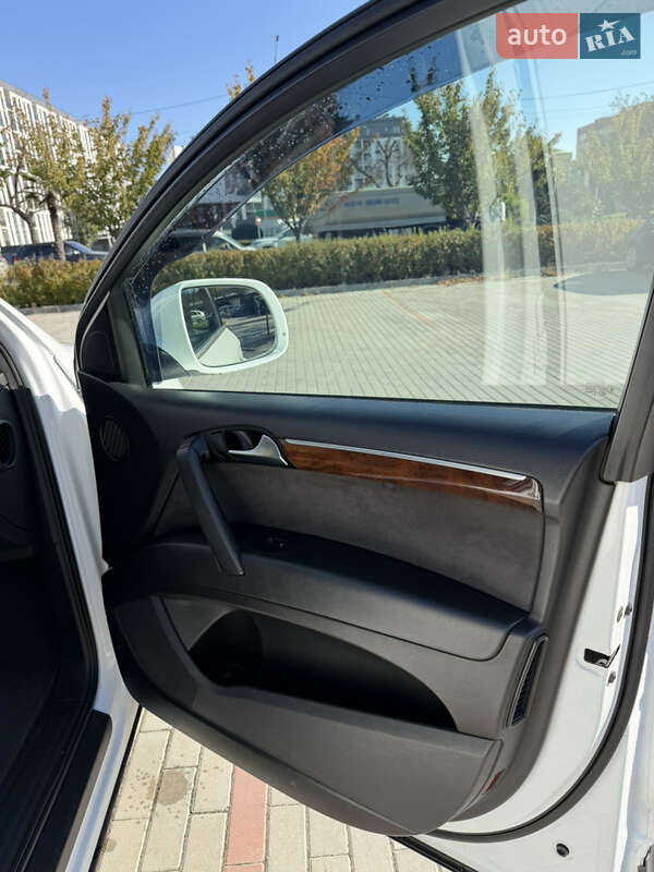Позашляховик / Кросовер Audi Q7 2011 в Ужгороді