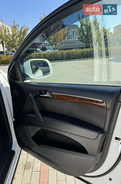 Позашляховик / Кросовер Audi Q7 2011 в 