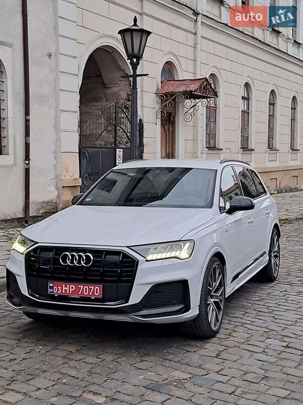 Позашляховик / Кросовер Audi Q7 2020 в 
