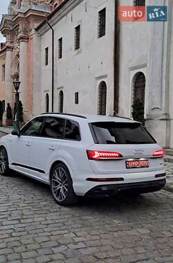 Позашляховик / Кросовер Audi Q7 2020 в 