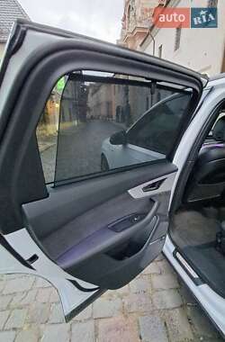 Позашляховик / Кросовер Audi Q7 2020 в 