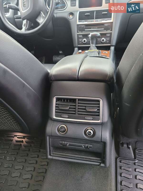 Позашляховик / Кросовер Audi Q7 2015 в Волочиську