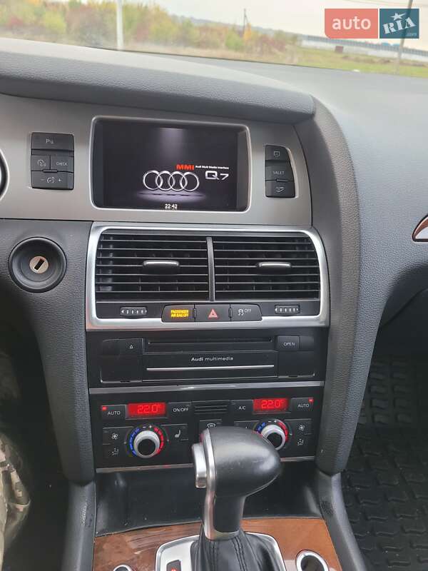 Позашляховик / Кросовер Audi Q7 2015 в Волочиську