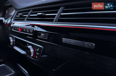 Позашляховик / Кросовер Audi Q7 2017 в 