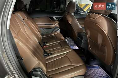 Позашляховик / Кросовер Audi Q7 2018 в 