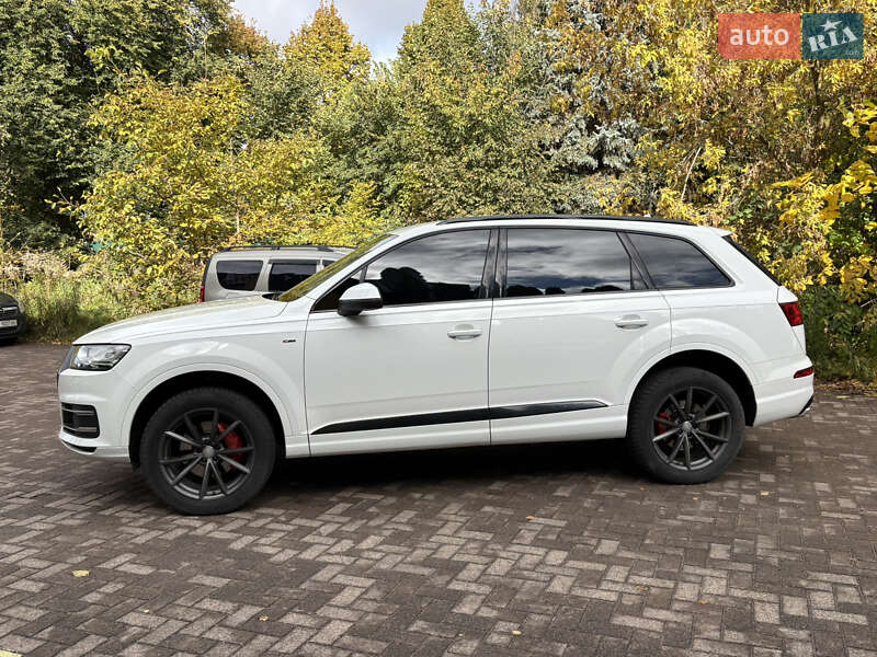 Позашляховик / Кросовер Audi Q7 2015 в Рівному
