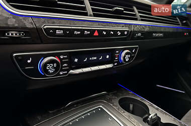 Позашляховик / Кросовер Audi Q7 2017 в 