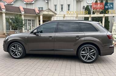 Позашляховик / Кросовер Audi Q7 2015 в 