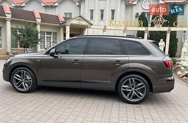 Позашляховик / Кросовер Audi Q7 2015 в 