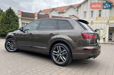 Позашляховик / Кросовер Audi Q7 2015 в 