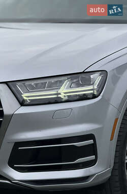 Позашляховик / Кросовер Audi Q7 2019 в 