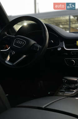 Позашляховик / Кросовер Audi Q7 2016 в 