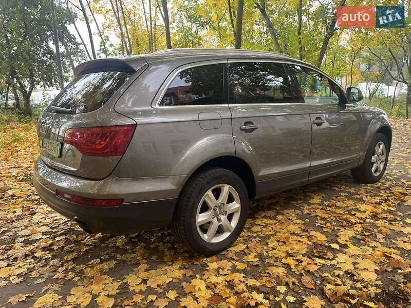 Внедорожник / Кроссовер Audi Q7 2011 в Нетешине