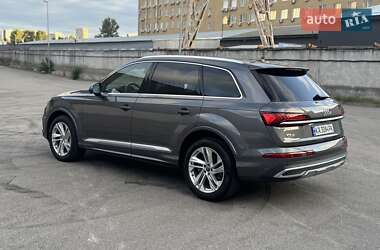Позашляховик / Кросовер Audi Q7 2021 в 